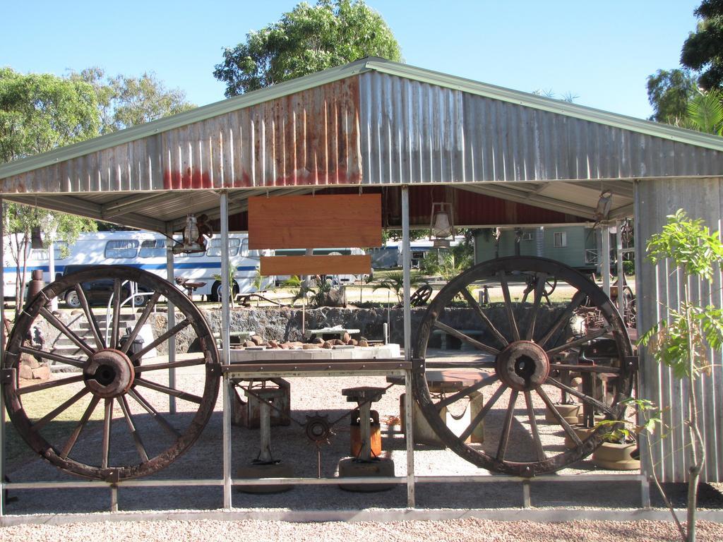 Hotel Big4 Aussie Outback Oasis Holiday Park Charters Towers Exterior foto